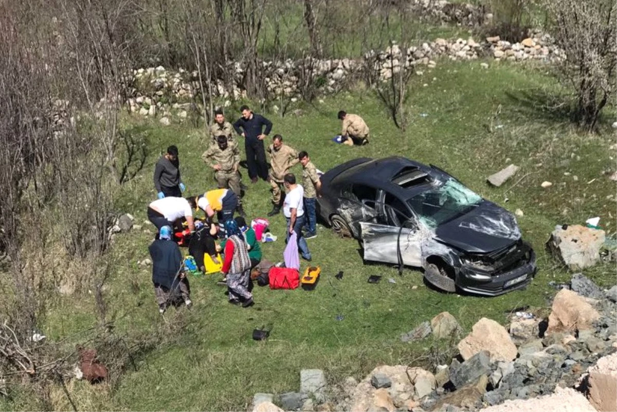 Gümüşhane\'de Virajı Alamayan Otomobil Bahçeye Yuvarlandı: 3 Yaralı