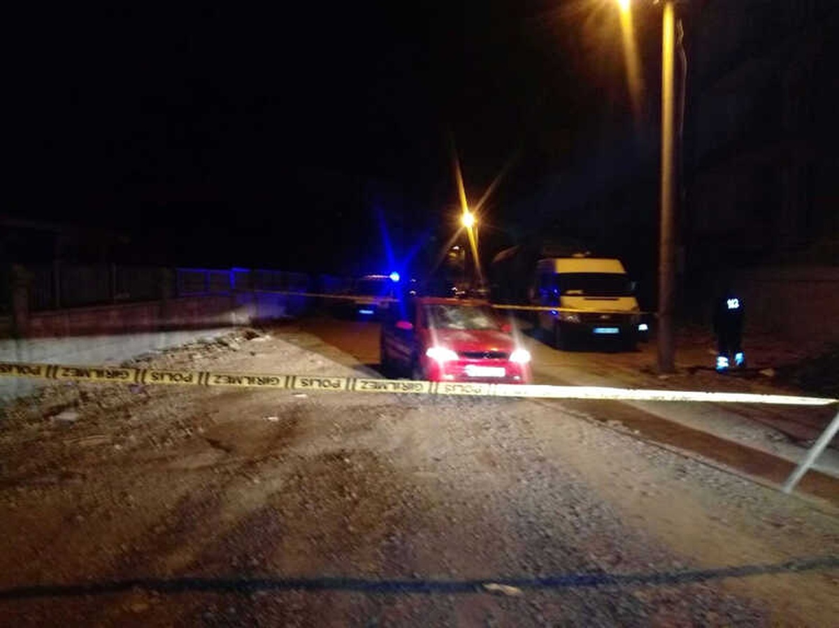İki Grubun Kavgasını Ayıran Kişinin Otomobili Taşlandı