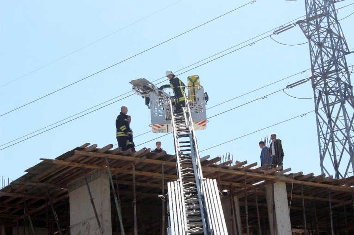 İnşaata İskele Kuran Suriyeli İşçiyi Elektrik Çarptı