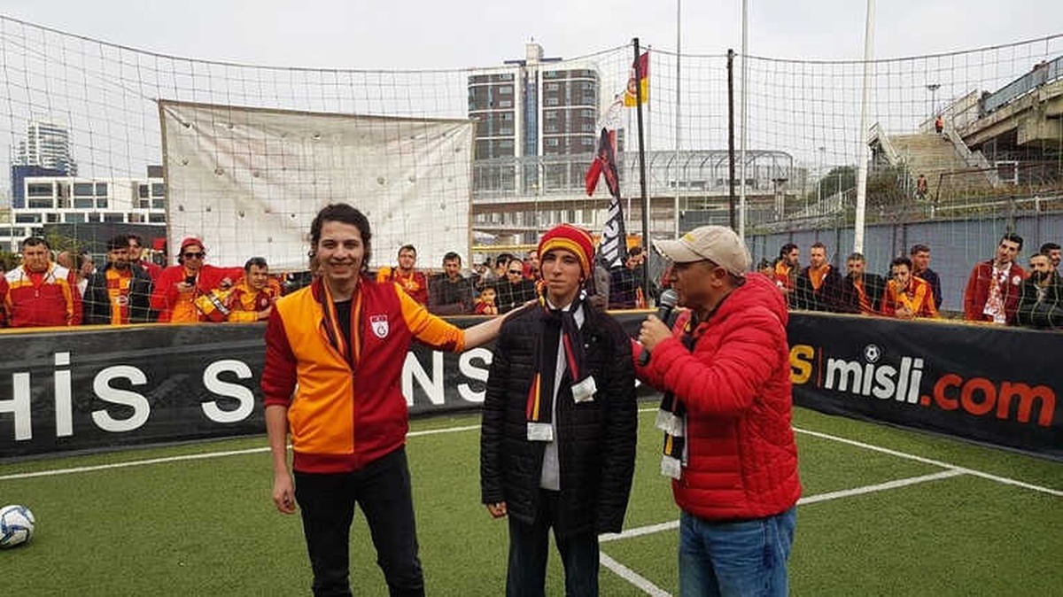 Kitaplar Yakılmasın, Okunsun" Diyen Murat Sökük Galatasaray-Trabzon Maçını Tribünden İzledi