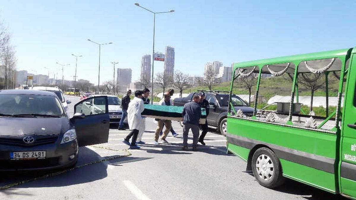 Küçükçekmece\'de Araçta Kafasından Silahla Vurulmuş Bir Erkek Cesedi Bulundu