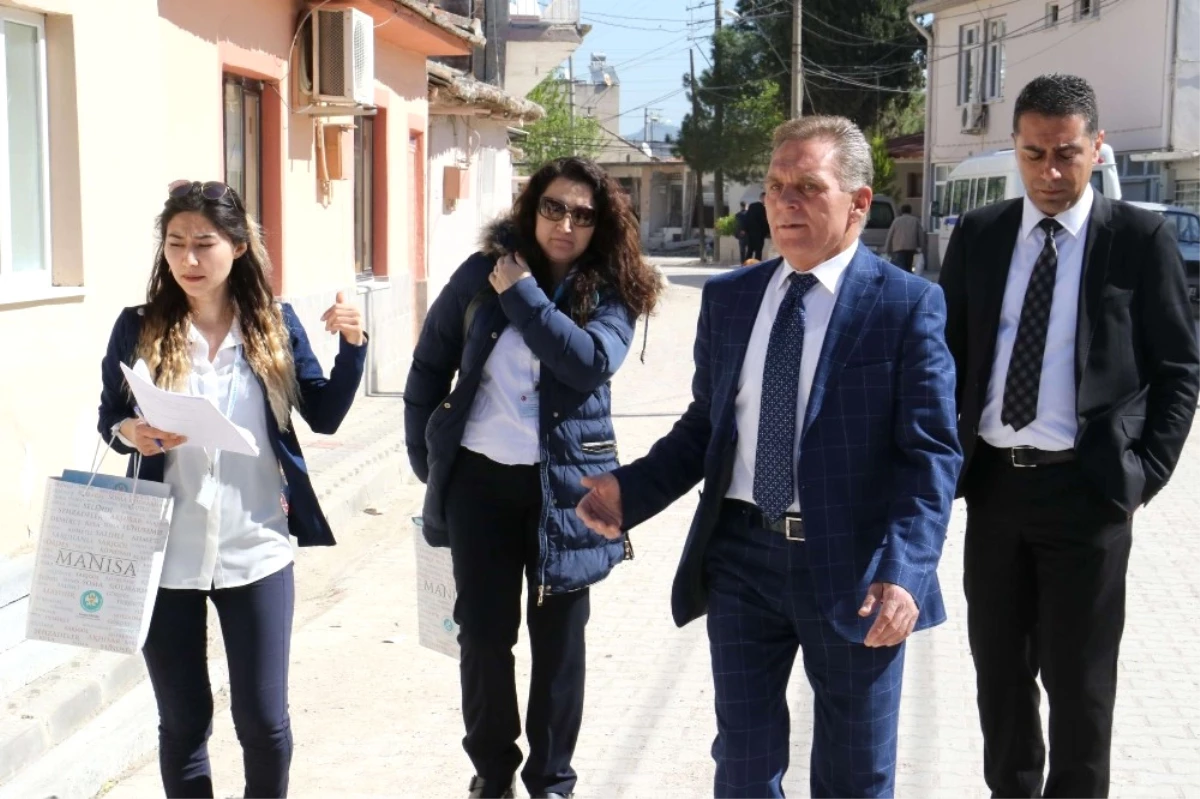 Manisa Büyükşehir\'in \'Sosyal Doku\' Ekibi Kapı Kapı Geziyor