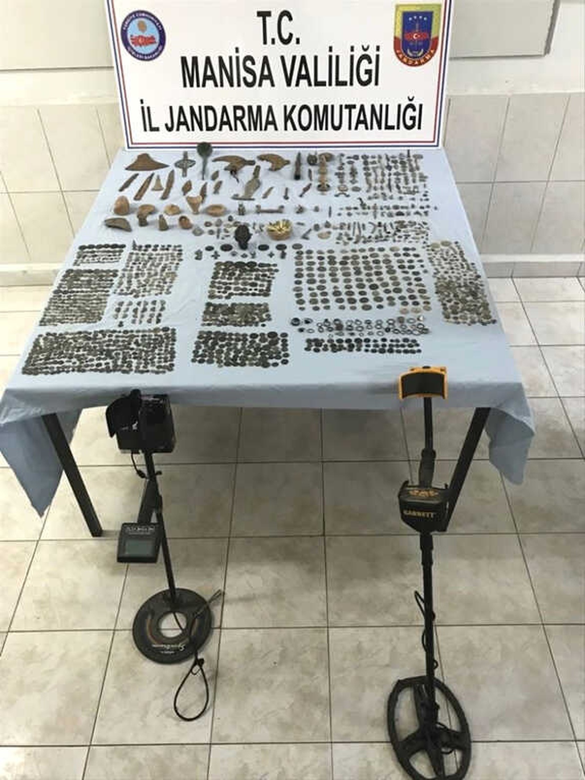 Manisa\'da 521 Sikke ve Onlarca Tarihi Eser Ele Geçirildi