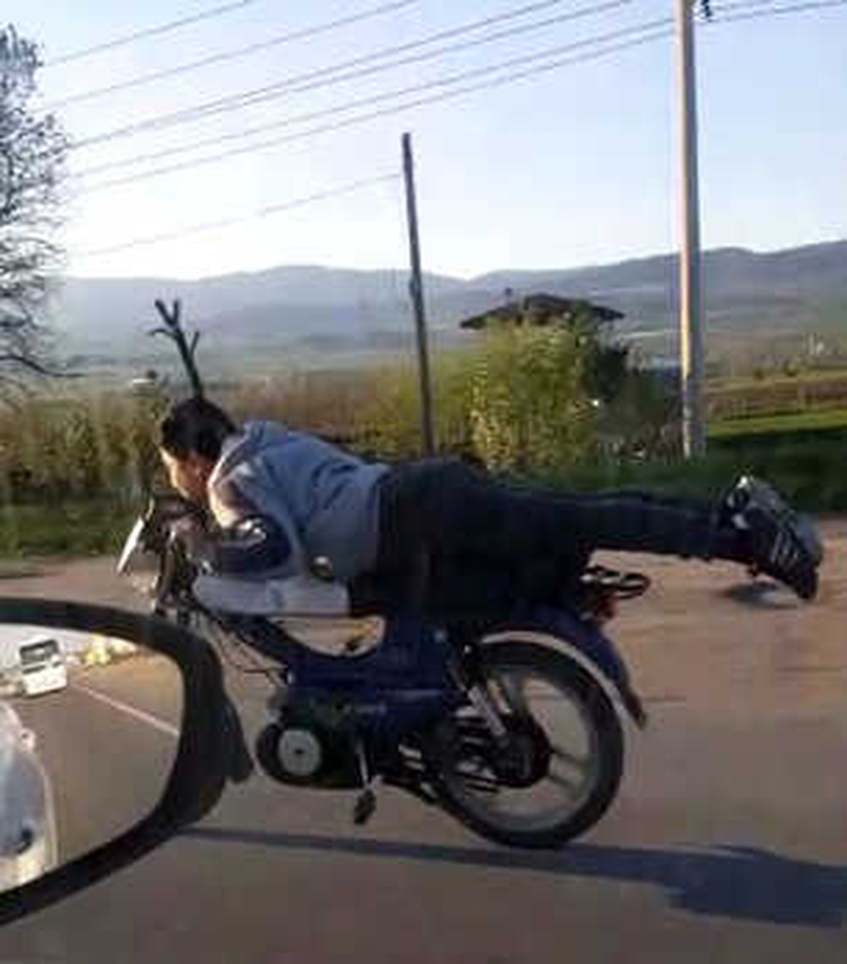 Motosikletli Sürücünün Tehlikeli Yolculuğu