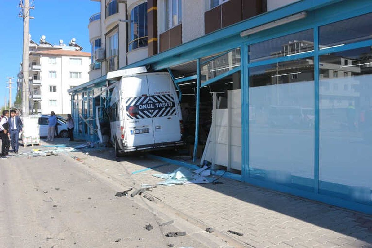 Öğrenci Servisi Markete Daldı: 3 Yaralı