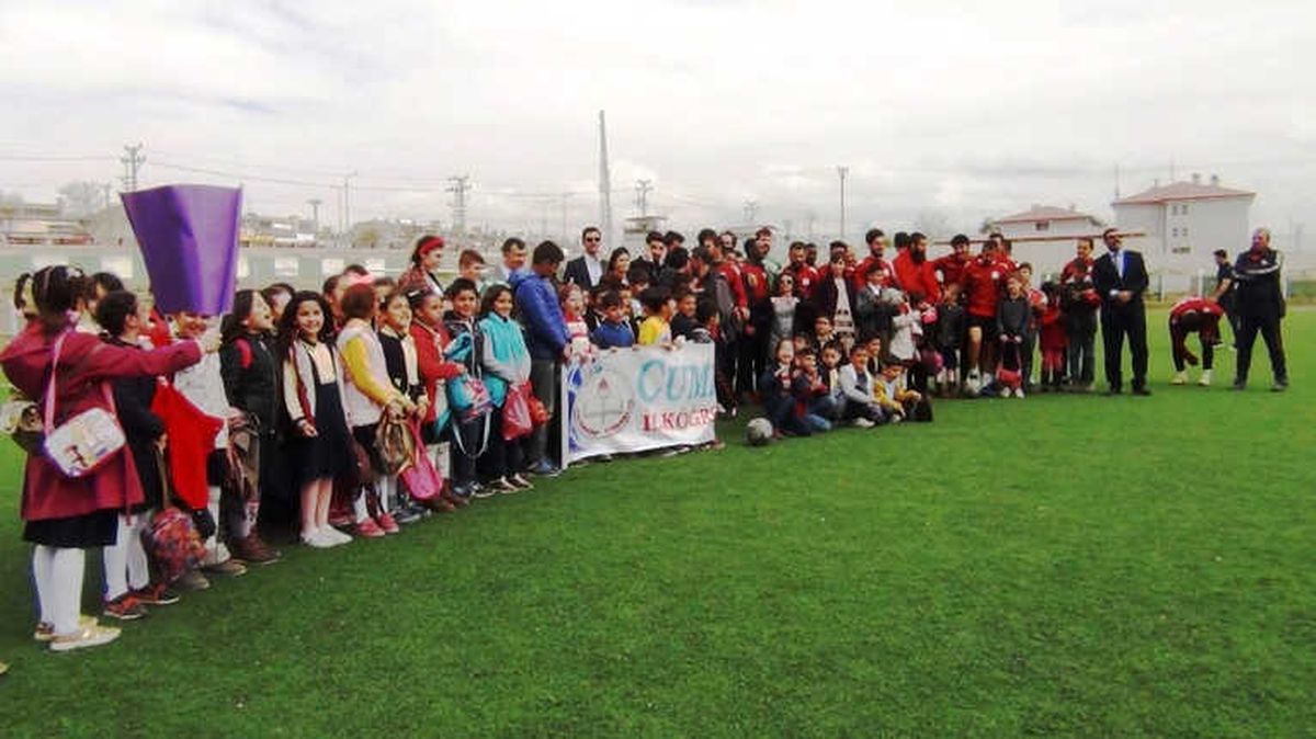 Otistik ve Down Sendromlu Öğrenciler Futbolcular ile Buluştu