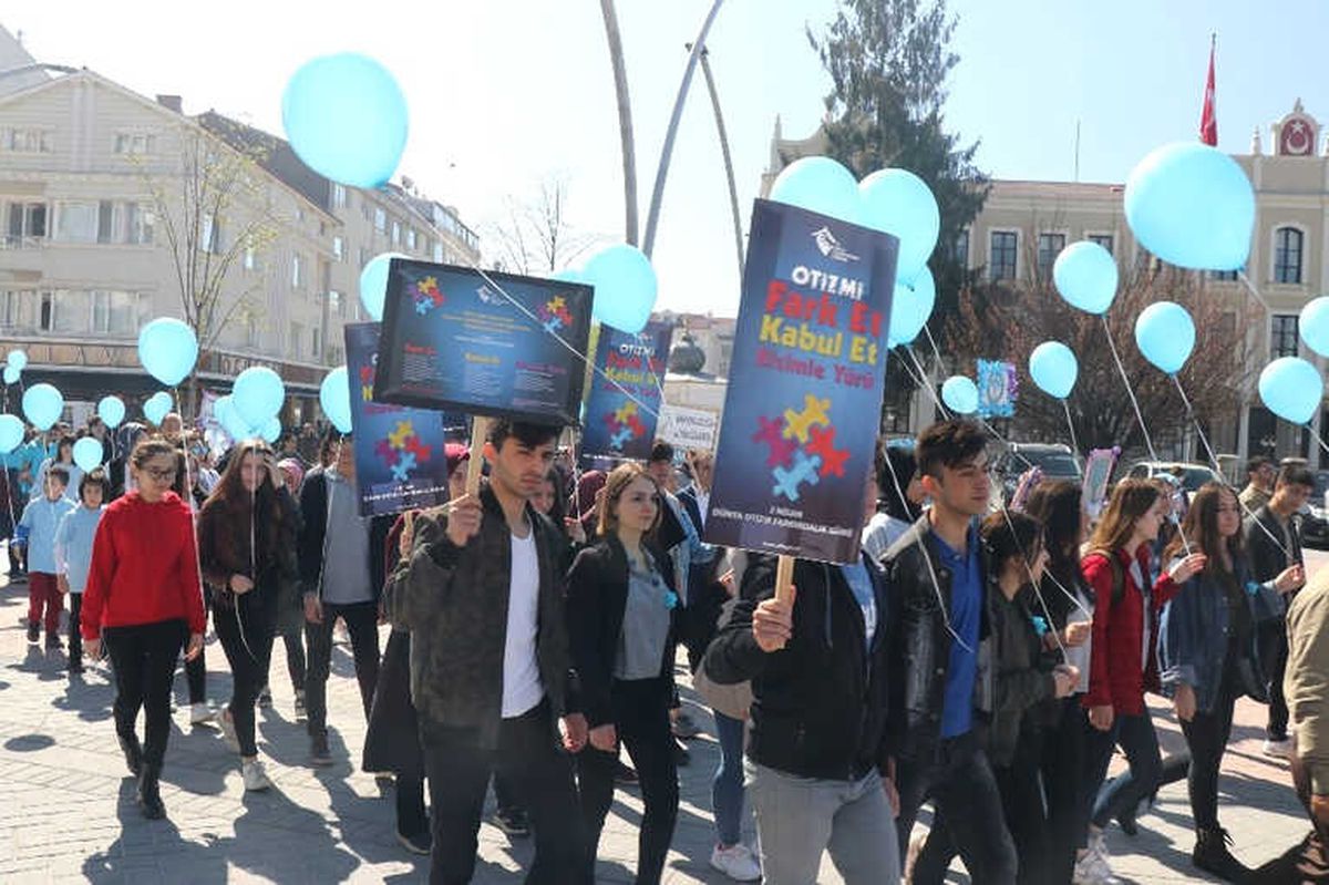 Otizme Dikkat Çekmek İçin Mavi Balonlarla Yürüdüler