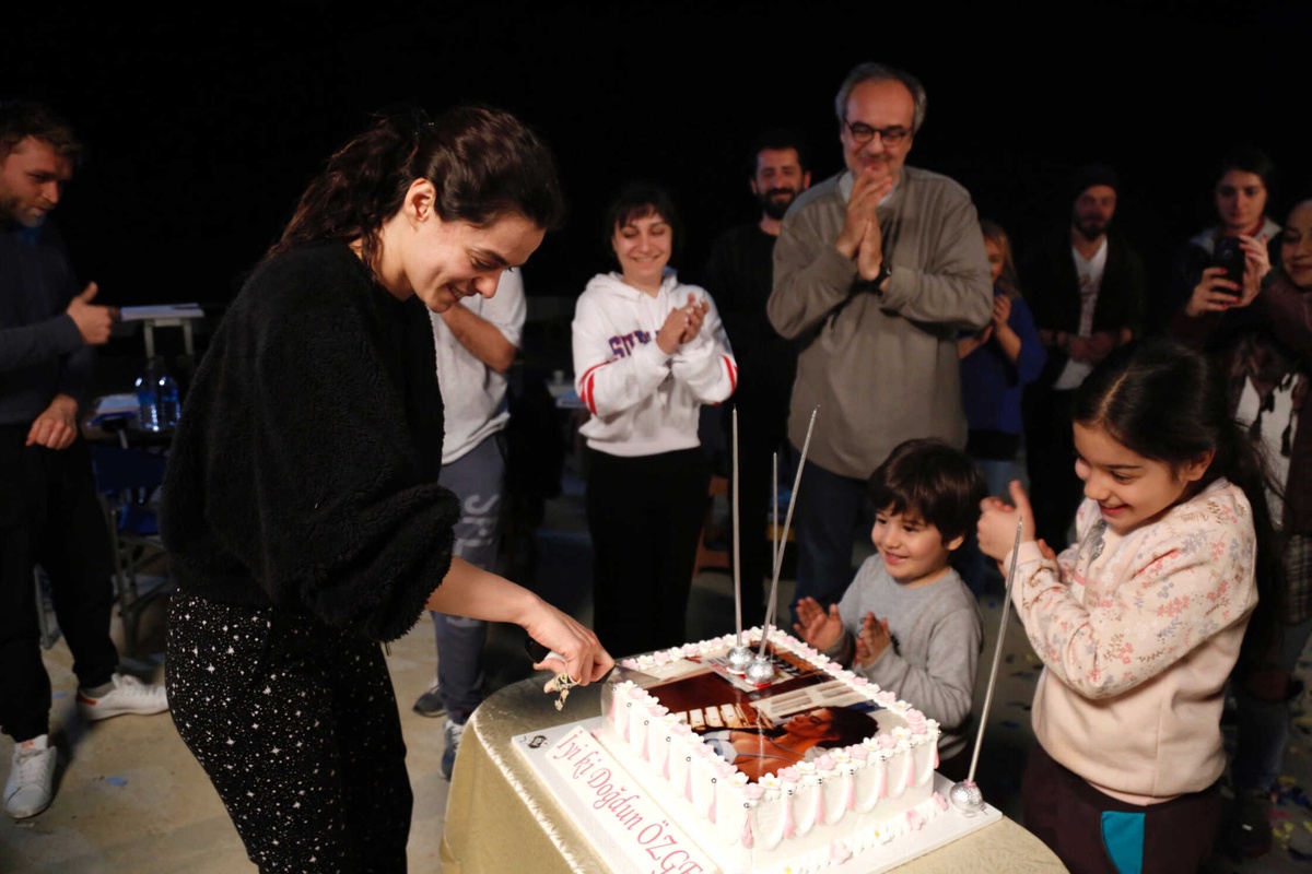 Özge Özpirinçci\'ye Sette Doğum Günü Sürprizi!
