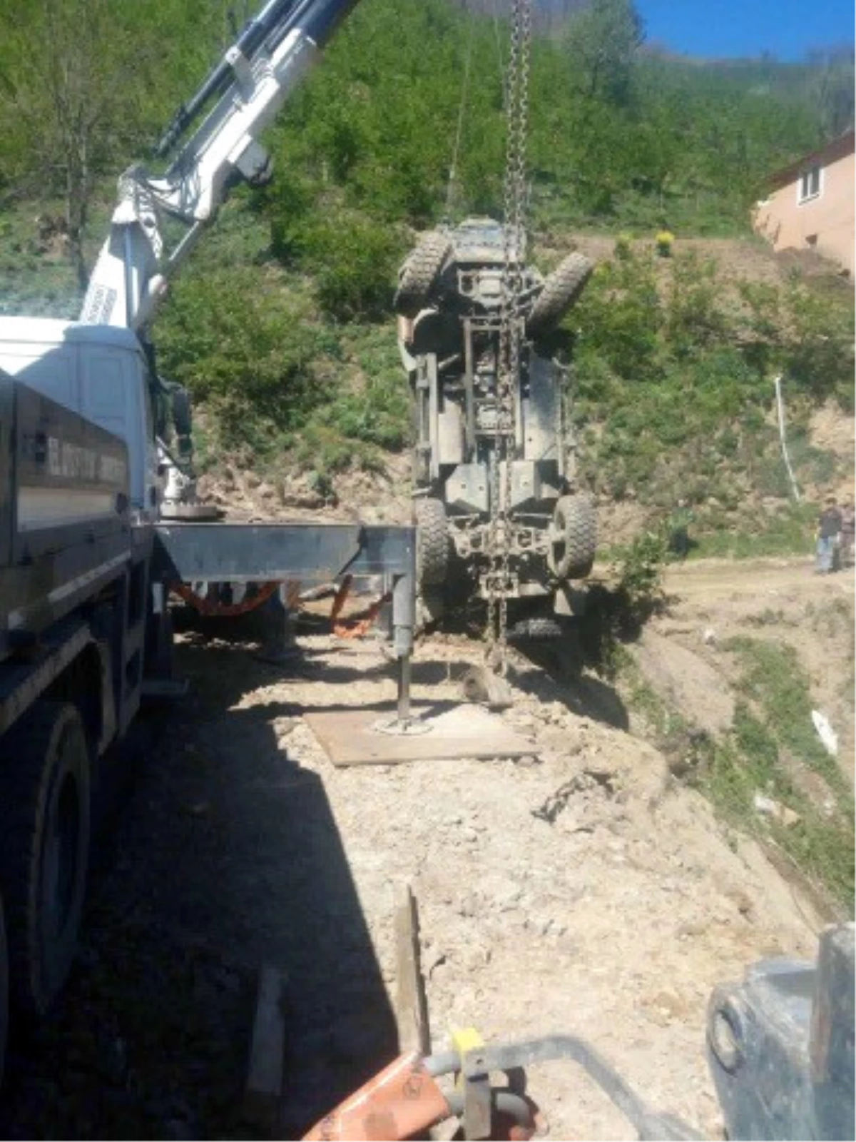 Şarampole Devrilen Zırhlı Polis Aracı Kaza Yerinden Kaldırıldı