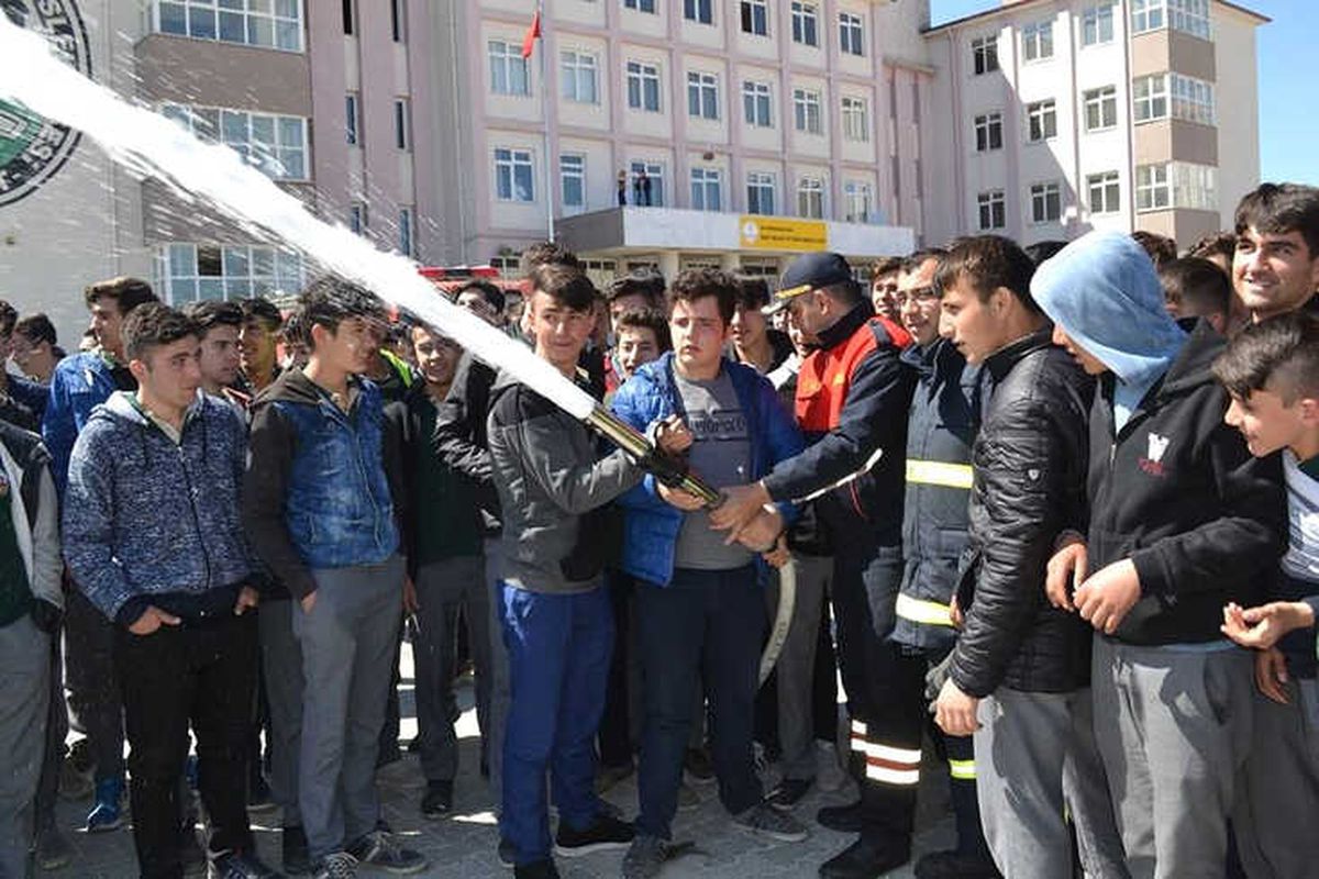 Şuhut\'da İtfaiye Ekipleri Yangın Tatbikatı Düzenledi