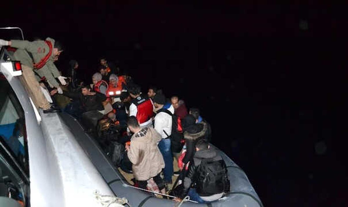 Suriyeli 62 Göçmenin Ege Denizi\'nde Kurtarılma Anları Kameraya Yansıdı