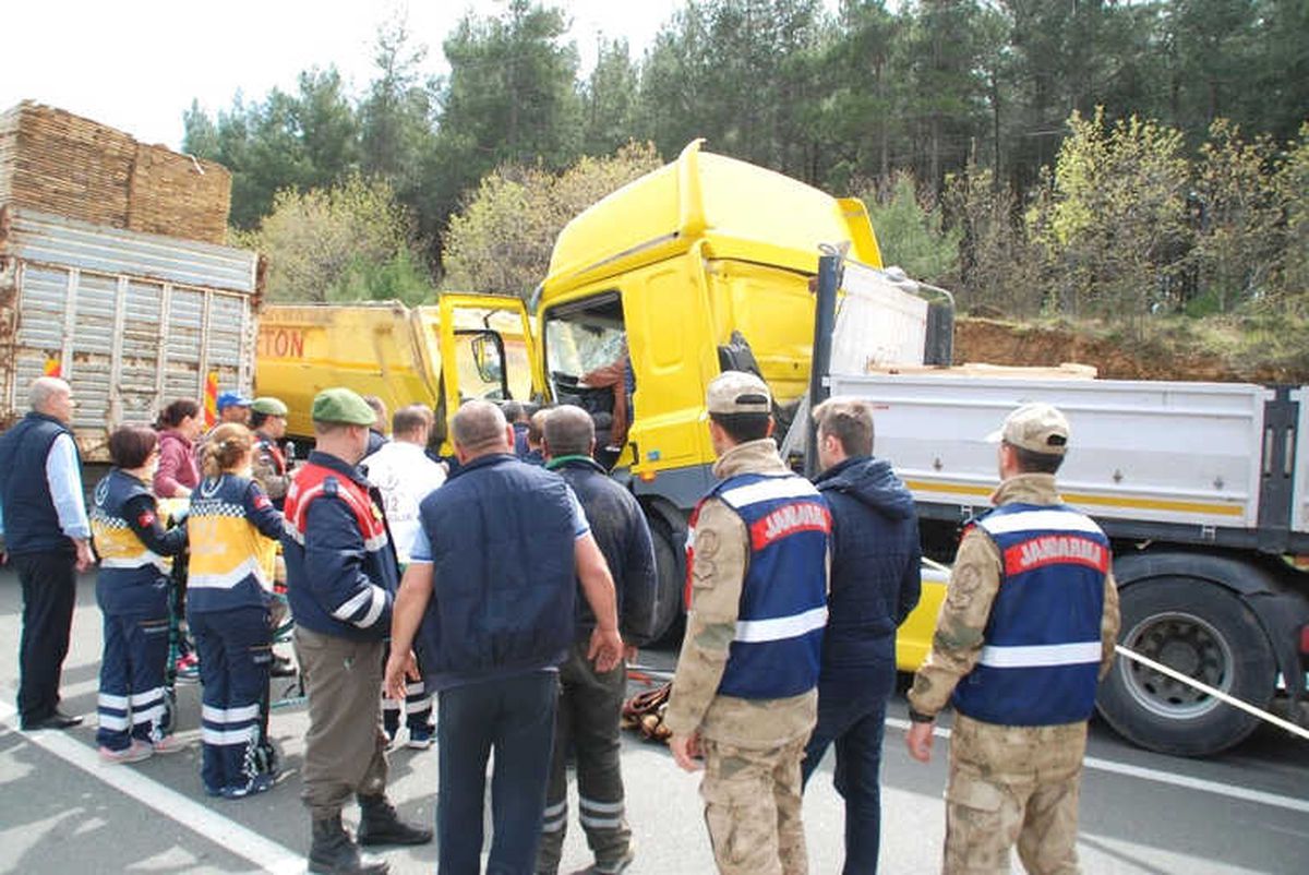 Tıra Arkadan Çarpan Tır Şoförü Araçta Sıkıştı