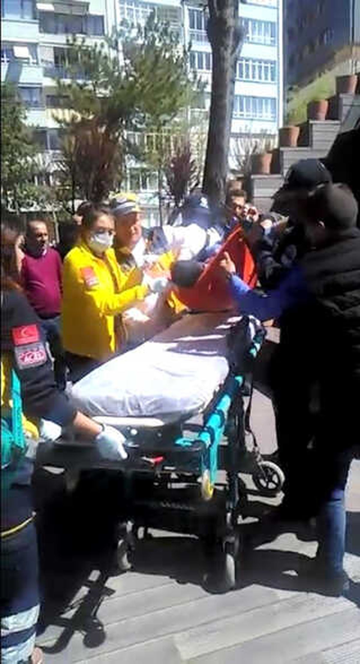 Uyuşturucu Madde Kullanan Genç Parkın Ortasında Bayıldı