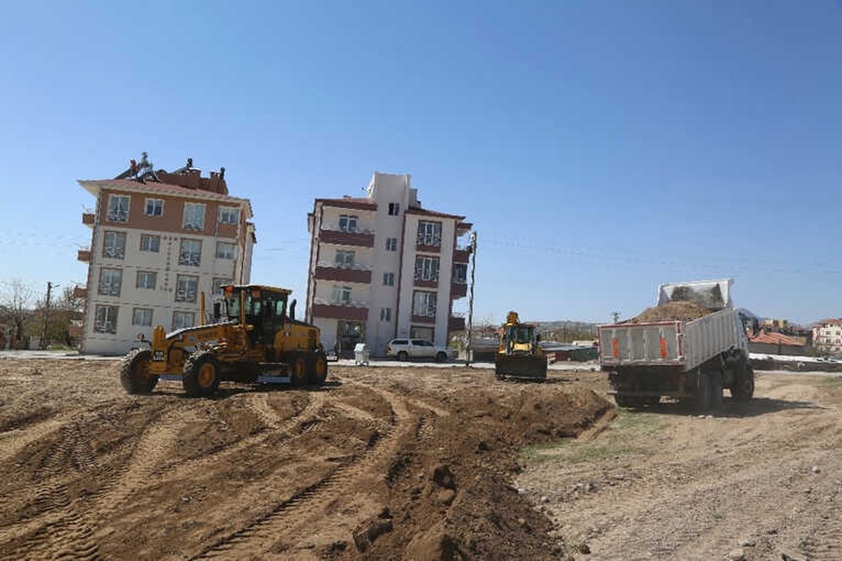 Aşık Seyrani Mahallesinde Park Zemin Çalışmalarına Başlandı