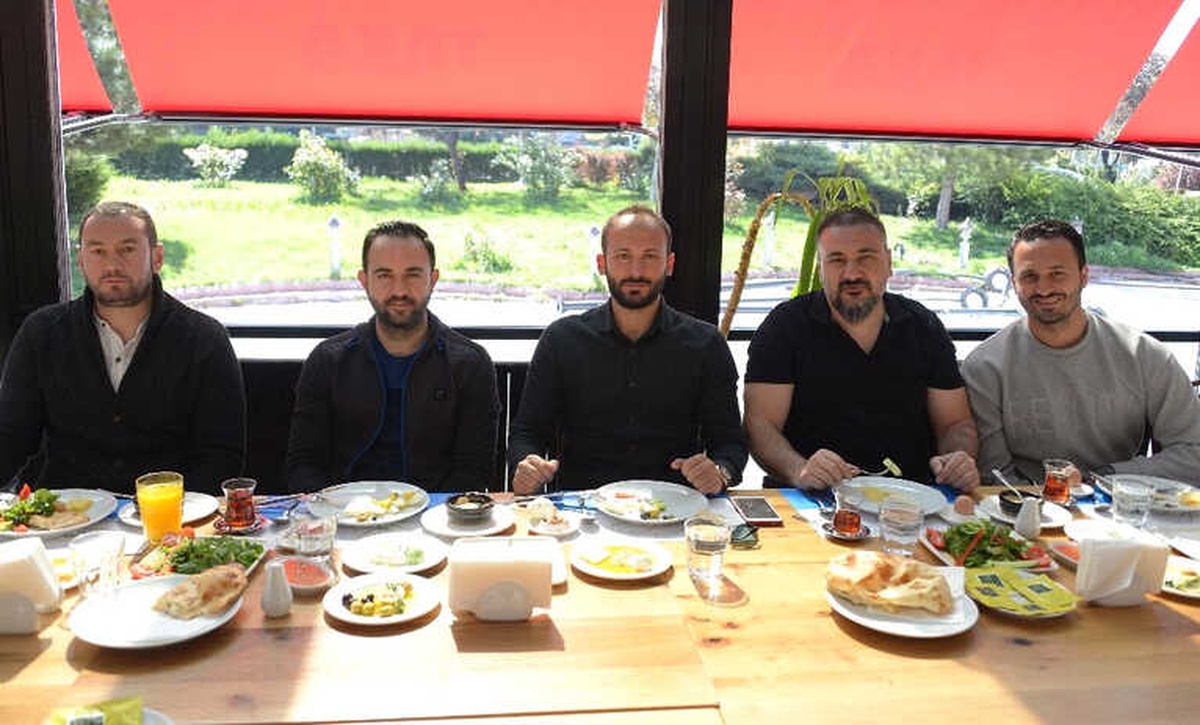 Atiker Konyaspor Teknik Heyeti ve Oyuncuları Kahvaltıda Bir Araya Geldi