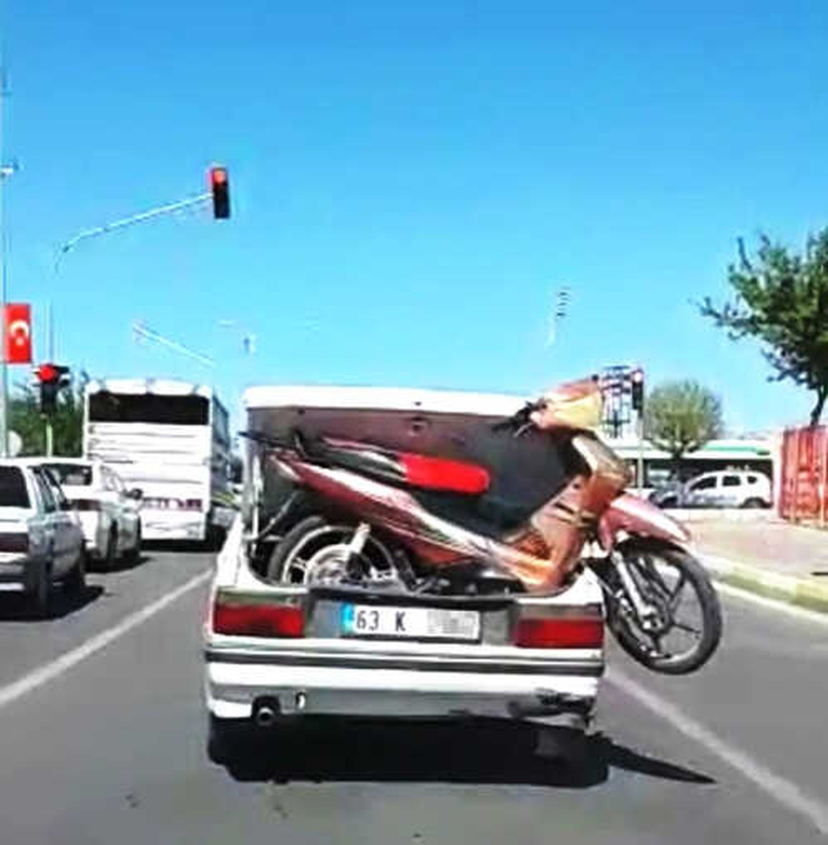 Bagajdaki Motosikletle Trafikte Yol Aldı