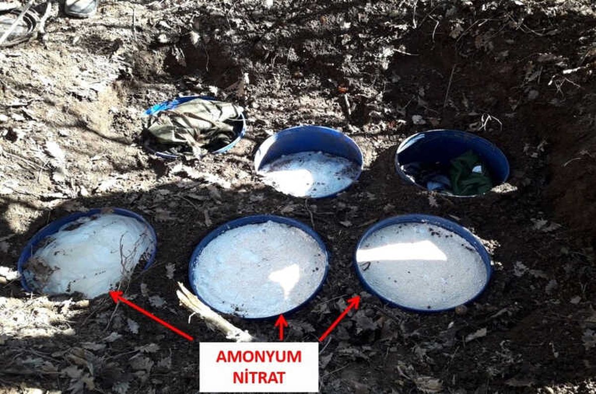 Bitlis\'te 5 Sığınak İçinde Toprağa Gömülü Bin Kilo Amonyum Nitrat Ele Geçirildi