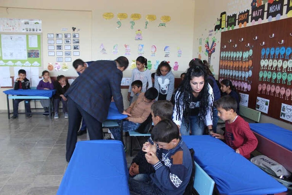 Dikiş Öğrenip, İhtiyaç Sahibi Öğrencilere Elbise Dikiyorlar