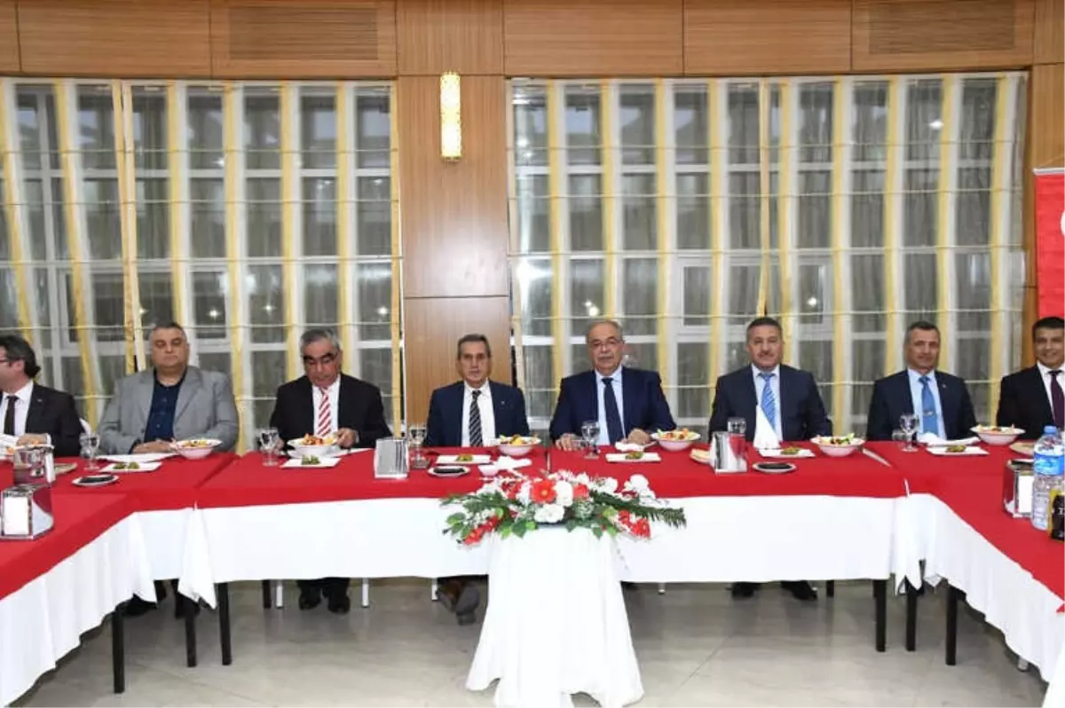 Emekliye Ayrılan Vali Yardımcısı Yusuf Özdemir\'e Veda Yemeği