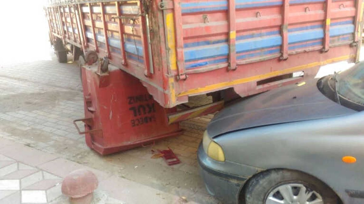 Freni Boşalan Kamyon İki Otomobile Çarptı