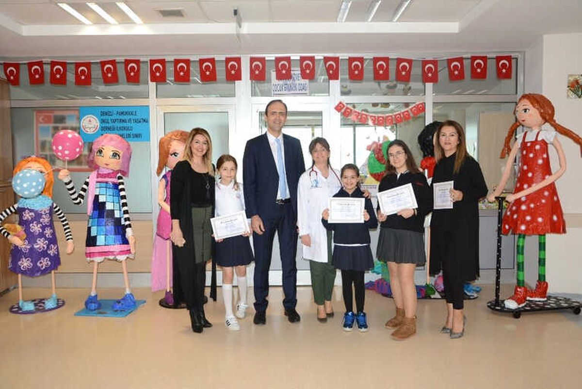 Geri Dönüşümden Yaptıkları Heykelleri Hediye Ettiler