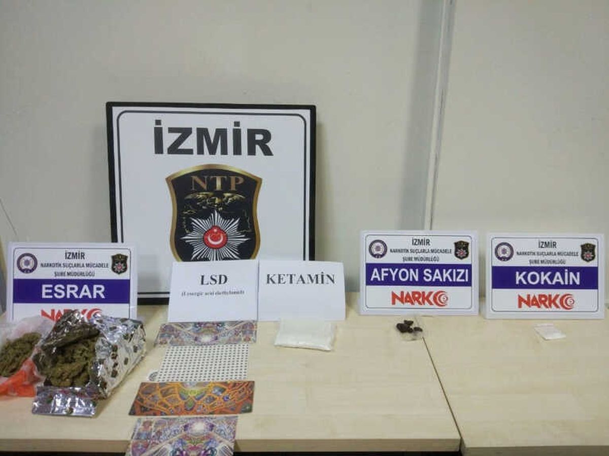İzmir\'de Uyuşturucu Operasyonunda 2 Kişi Yakalandı