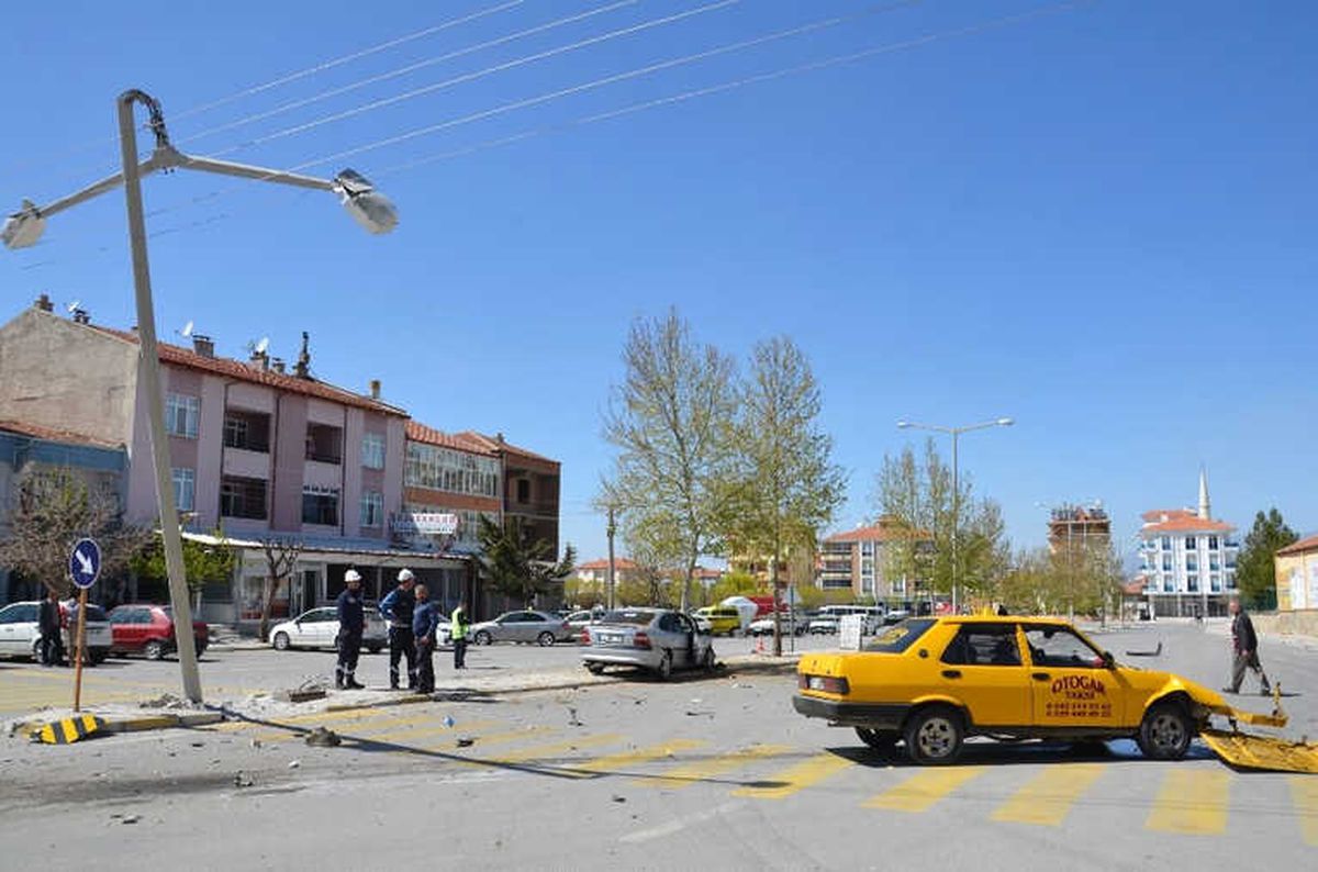 Karaman\'da Otomobiller Çarpıştı: 2 Yaralı