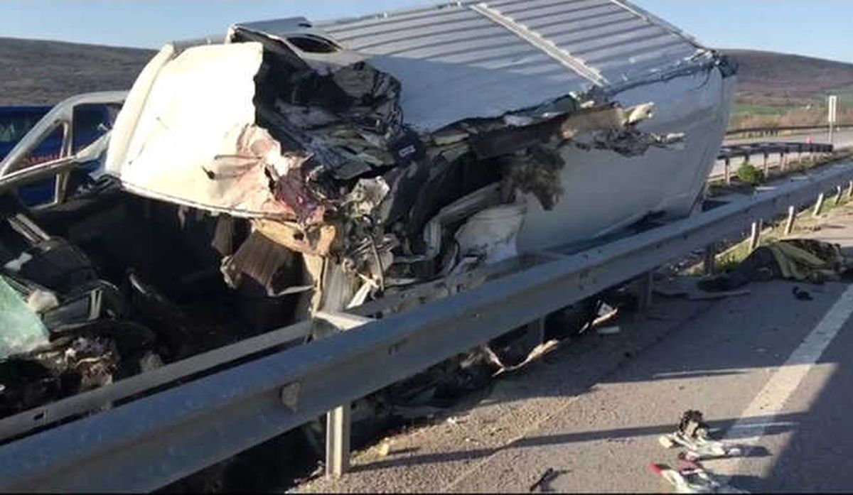 Kontrolden Çıkan Ticari Araç Bariyerlere Çarptı: 1 Ölü, 1 Yaralı