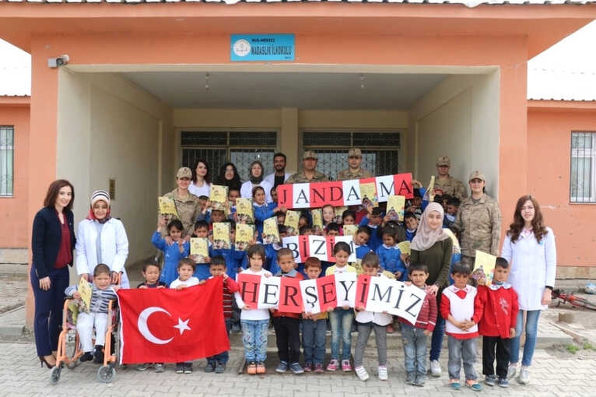 Mehmetçikten Öğrencilere Anlamlı Ziyaret