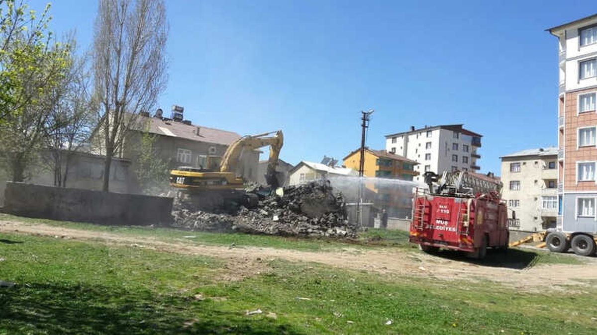 Muş\'ta Metruk Binaların Yıkımı Devam Ediyor
