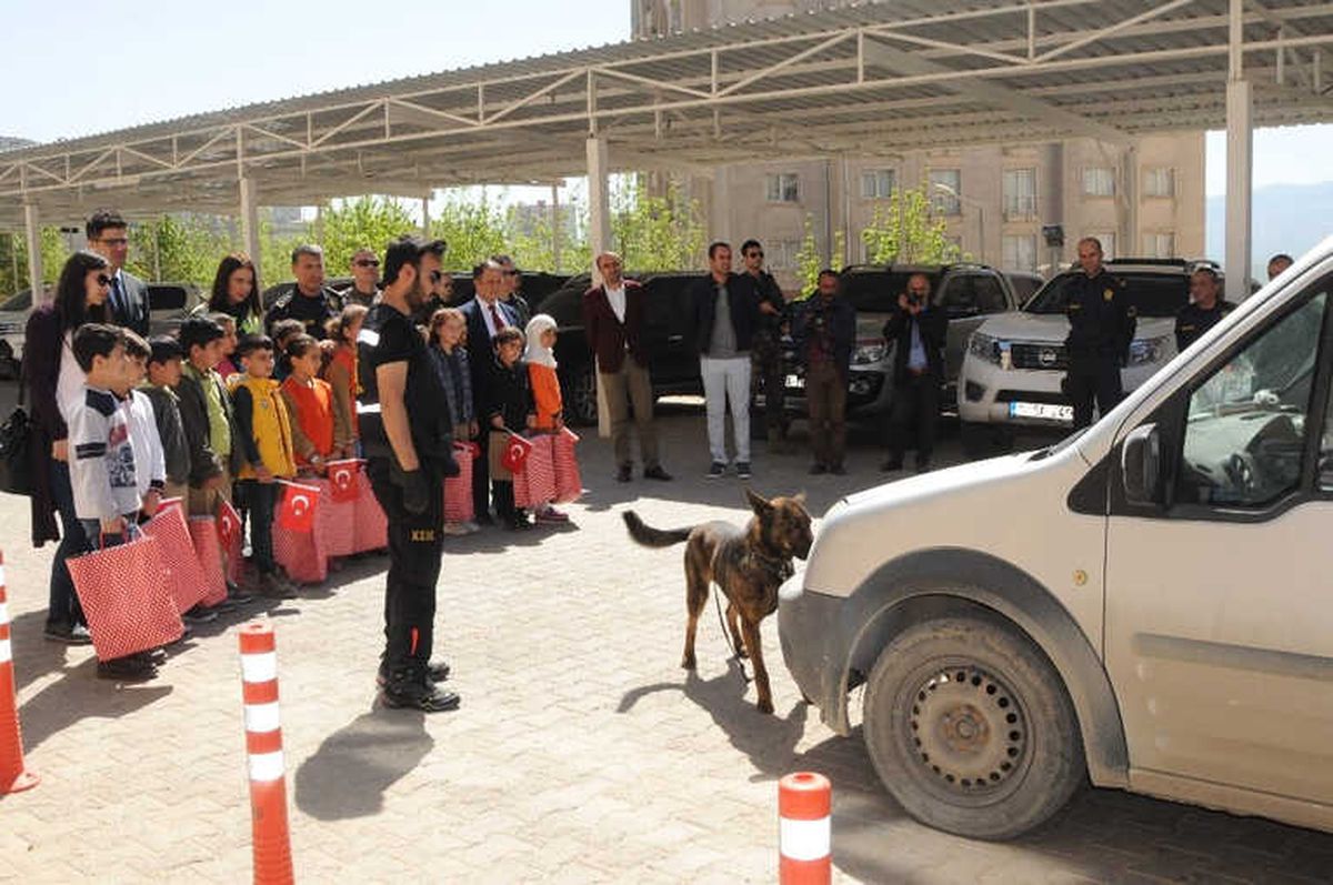 Öğrenciler Eğitimli Köpekleri İlgiyle İzledi
