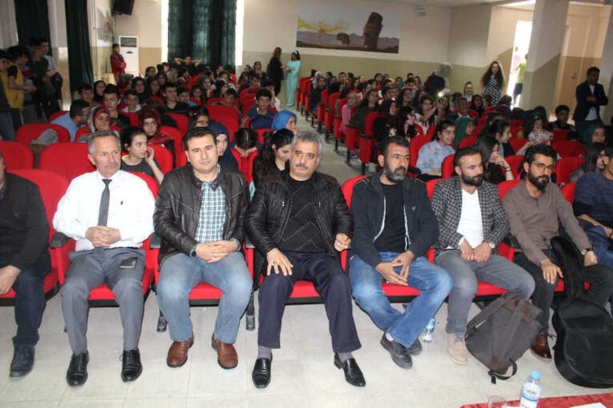 Öğrenciler İngilizce Şarkı Söyleyerek Yarıştı