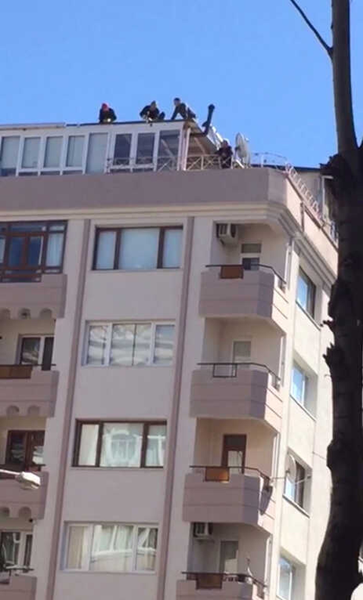 Çatıda İşçilerin Yürekleri Ağızlara Getiren Çalışması