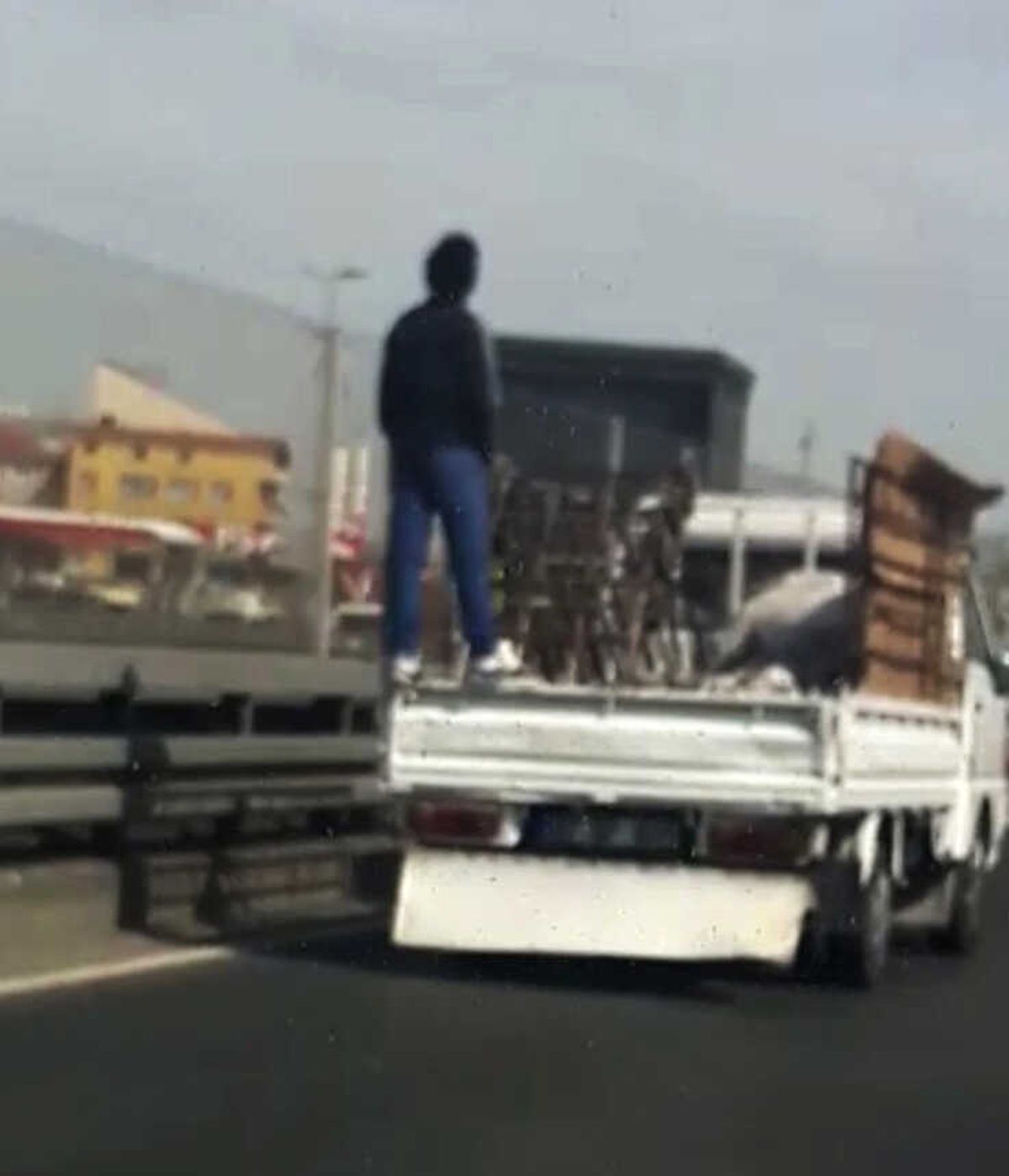 Kamyon Tepesinde Tehlikeli Yolculuklar Kamerada