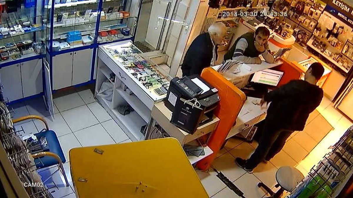 Müşteri Gibi Gelip Masadaki Paraları Çaldı