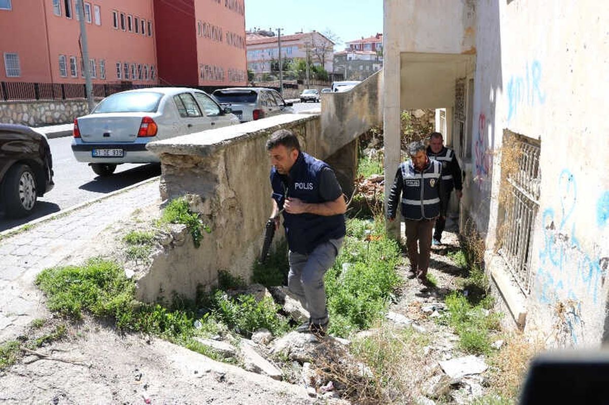 Polis Bor\'da Okul Önlerinde Uygulama Yaptı