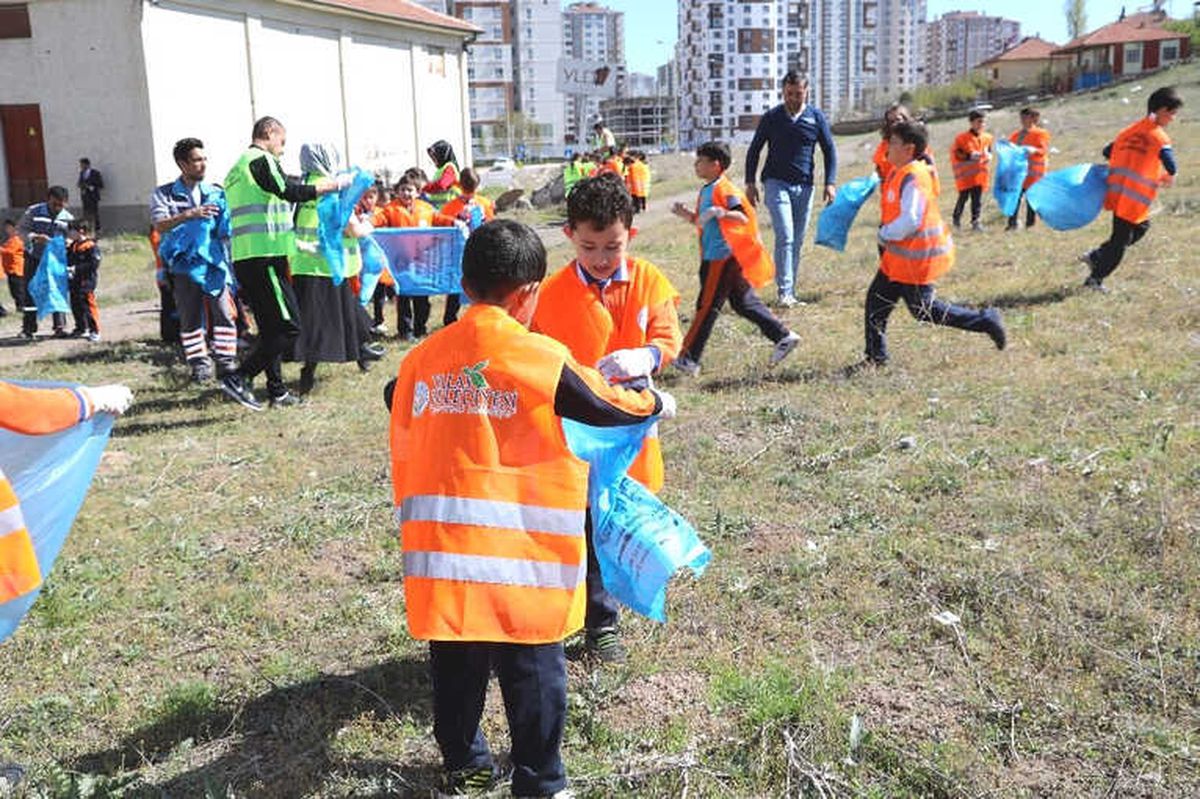 Talas Belediyesi ve Öğrencilerden Çevre Temizliği