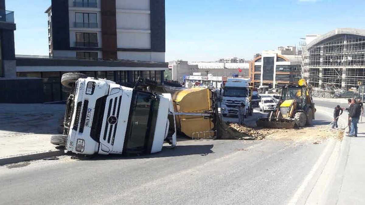 Toprak Boşaltan Hafriyat Kamyonu Devrildi