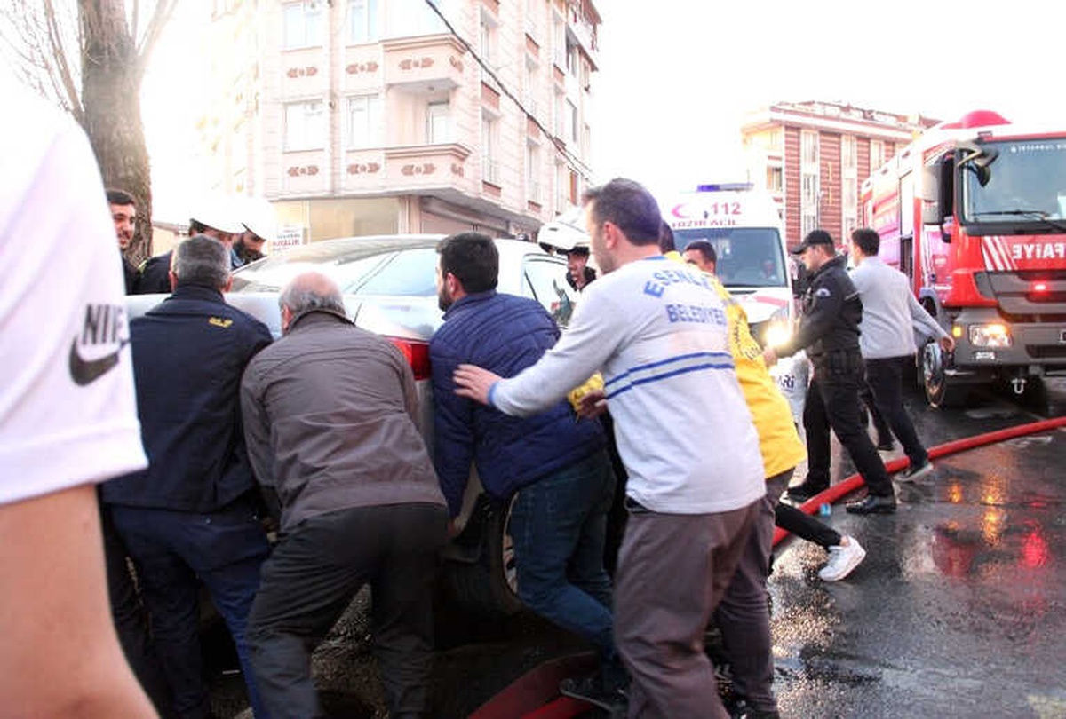 Vatandaşlar ve Polis Ambulansın Geçebilmesi İçin Otomobili Elleriyle Kaldırdı