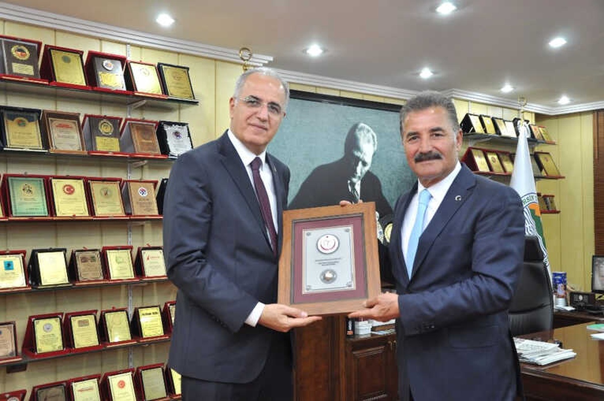 Voleybol Federasyonu\'ndan Başkan Tuna\'ya Plaket