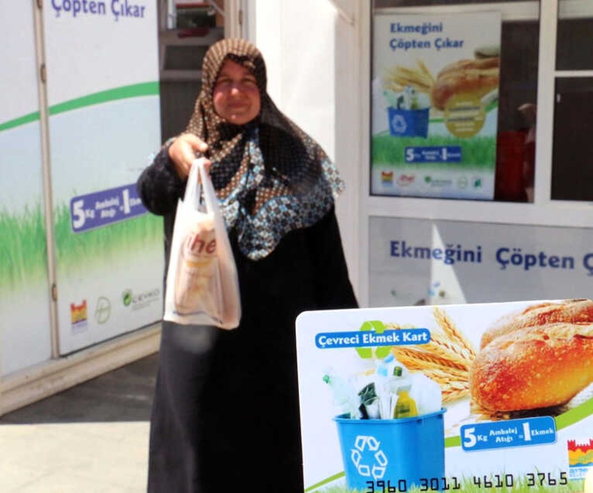 Zeytinburnu\'nda 16 Bin 757 Adet Ekmek Çöpten Kurtarıldı