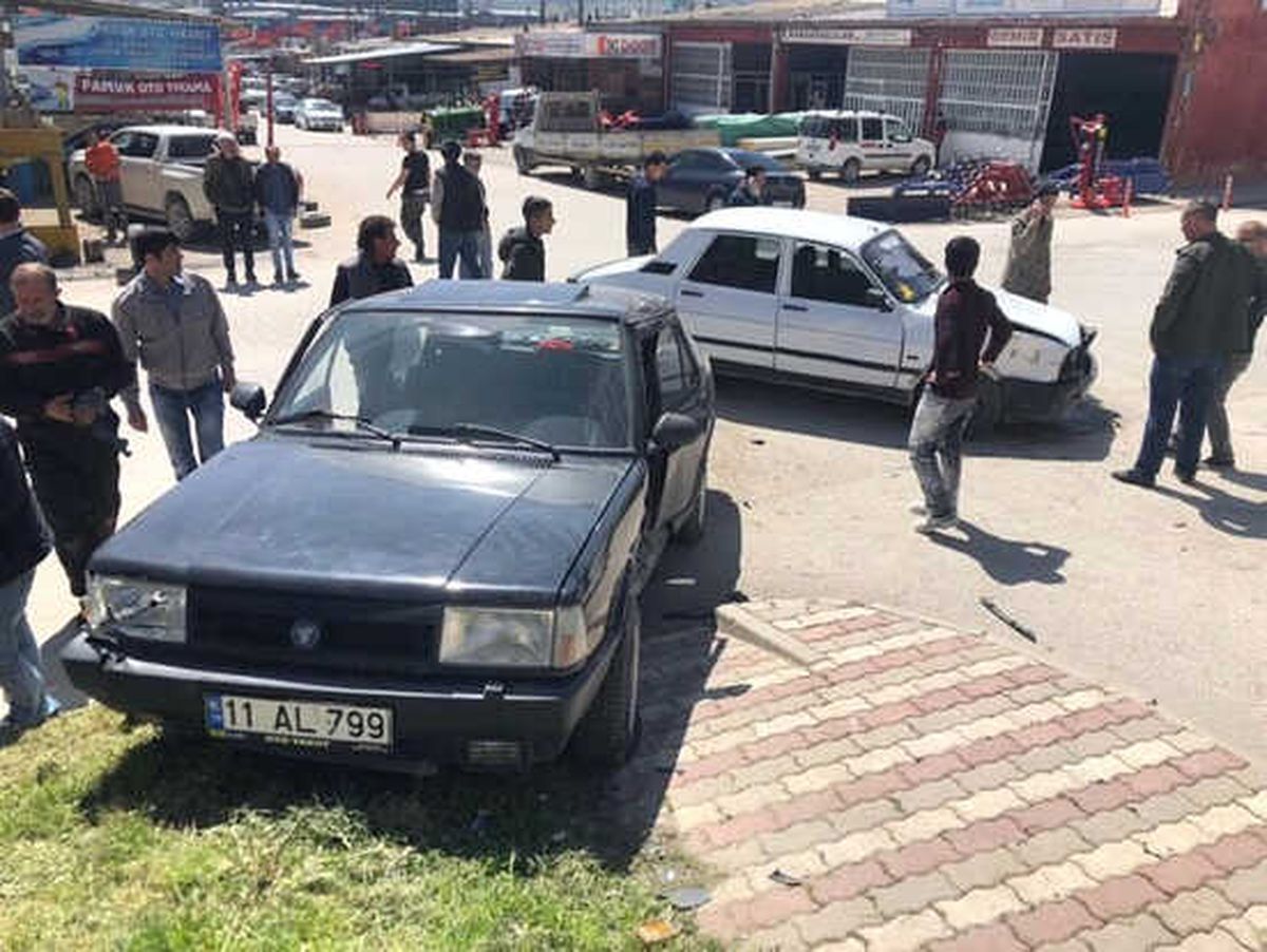 2 Otomobil Çarptı; 3 Yaralı