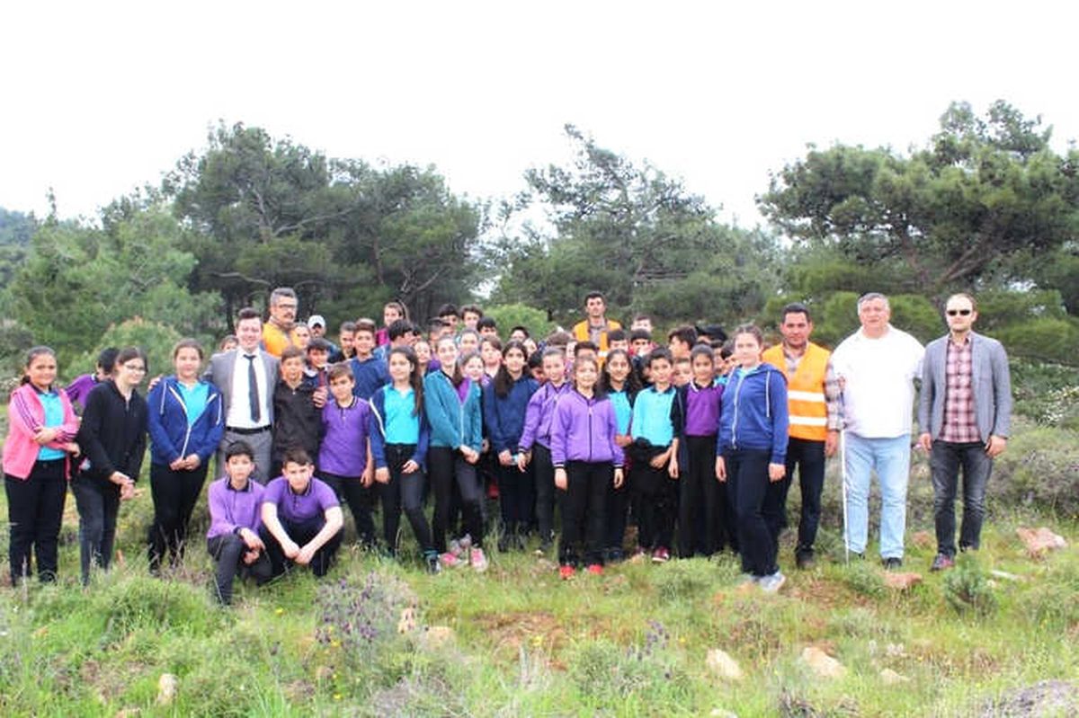 3 Yıl Önce Yanan Ormanlık Alana Öğrencilerden 120 Fidan