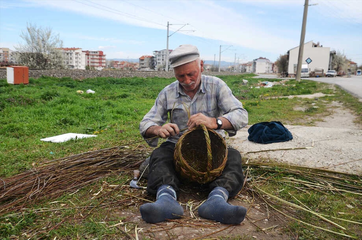 60 Yıldır Sepet Örerek 7 Çocuk Büyüttü
