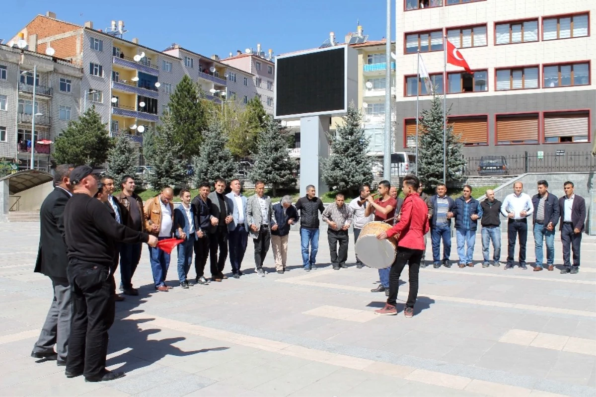 Akdağmadeni Belediye Personeli Kadroya Geçişi Halay Çekerek Kutladı
