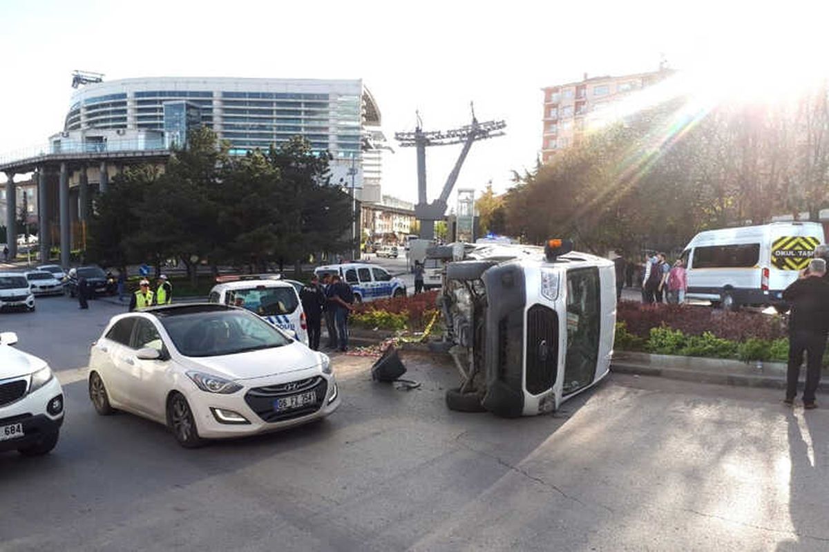 Ankara\'da İşçi Servisi ile Minibüs Çarpıştı: 5 Yaralı
