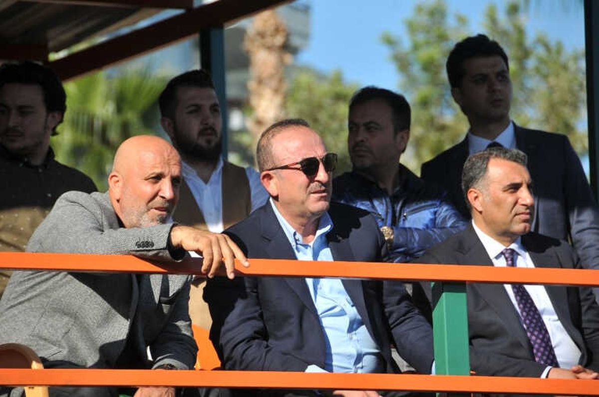 Bakan Çavuşoğlu\'ndan Alanyaspor\'a Moral ve Destek Ziyareti