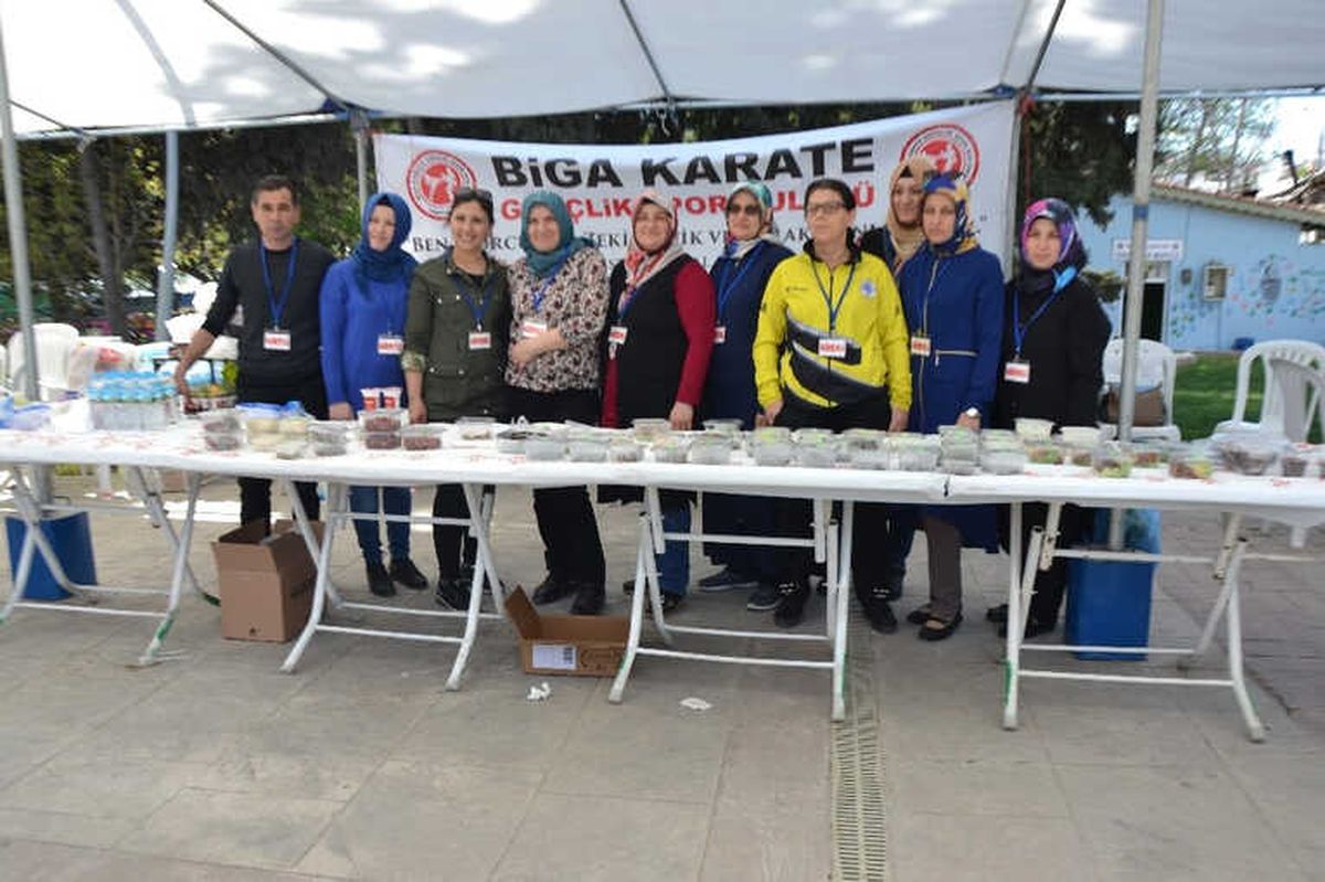 Biga\'da Karateciler Yararına Kermes Düzenlendi