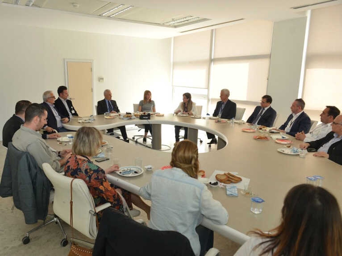 Bozbey Kahvaltıyı Personeliyle Yaptı