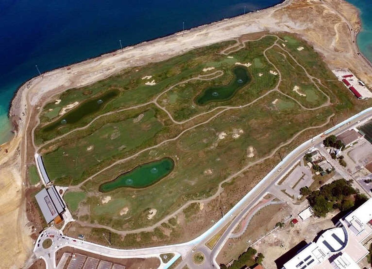 Dünyanın Denize Dolgu İlk Golf Sahası Artık 18 Çukur